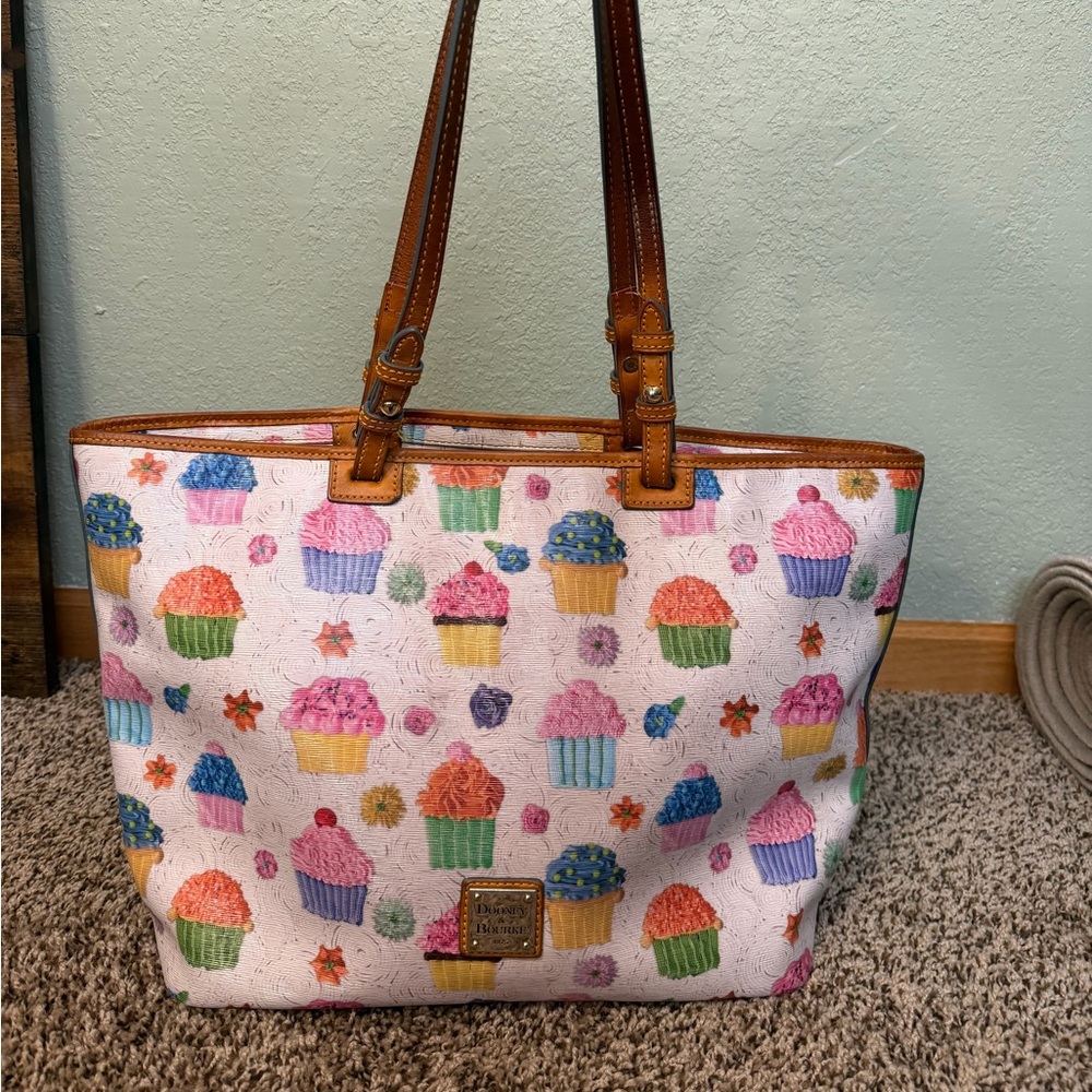 🦆 Dooney & Bourke - Cupcake Print Leisure Shopper Tote Bag - White - Picture 2 of 9